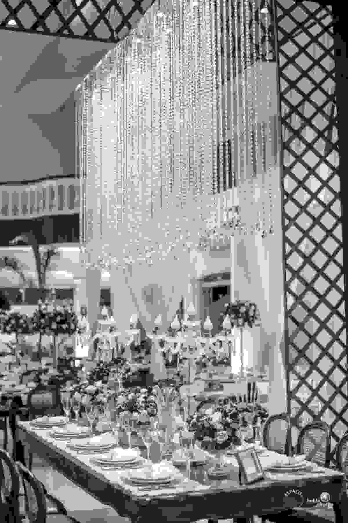 Lindissima decoração de casamento fotografado por Espaço Fotográfico Goiânia - lustres, mesa de bolo, arranjos florais