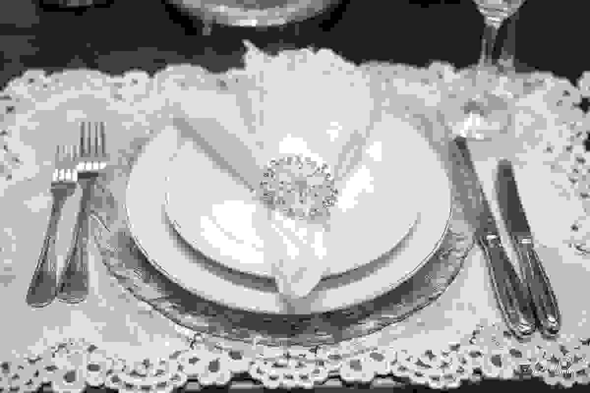 Lindissima decoração de casamento fotografado por Espaço Fotográfico Goiânia - lustres, mesa de bolo, arranjos florais - fotografo de casamento
