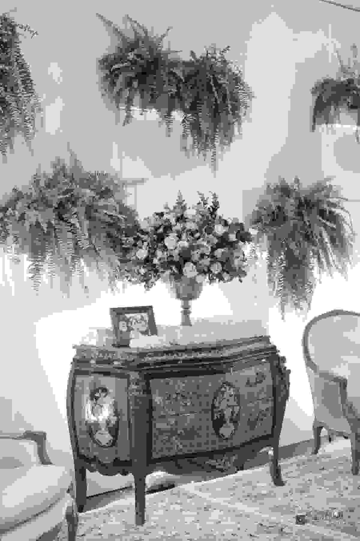 Lindissima decoração de casamento fotografado por Espaço Fotográfico Goiânia - lustres, mesa de bolo, arranjos florais - fotografo de casamento hall