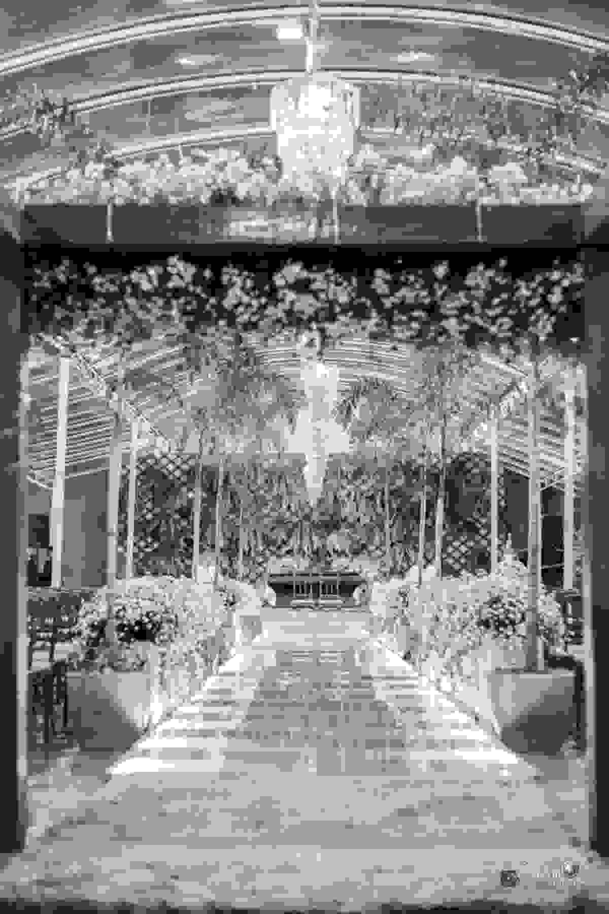 Lindissima decoração de casamento fotografado por Espaço Fotográfico Goiânia - lustres, mesa de bolo, arranjos florais - fotografo de casamento hall nave igreja piso de vidro