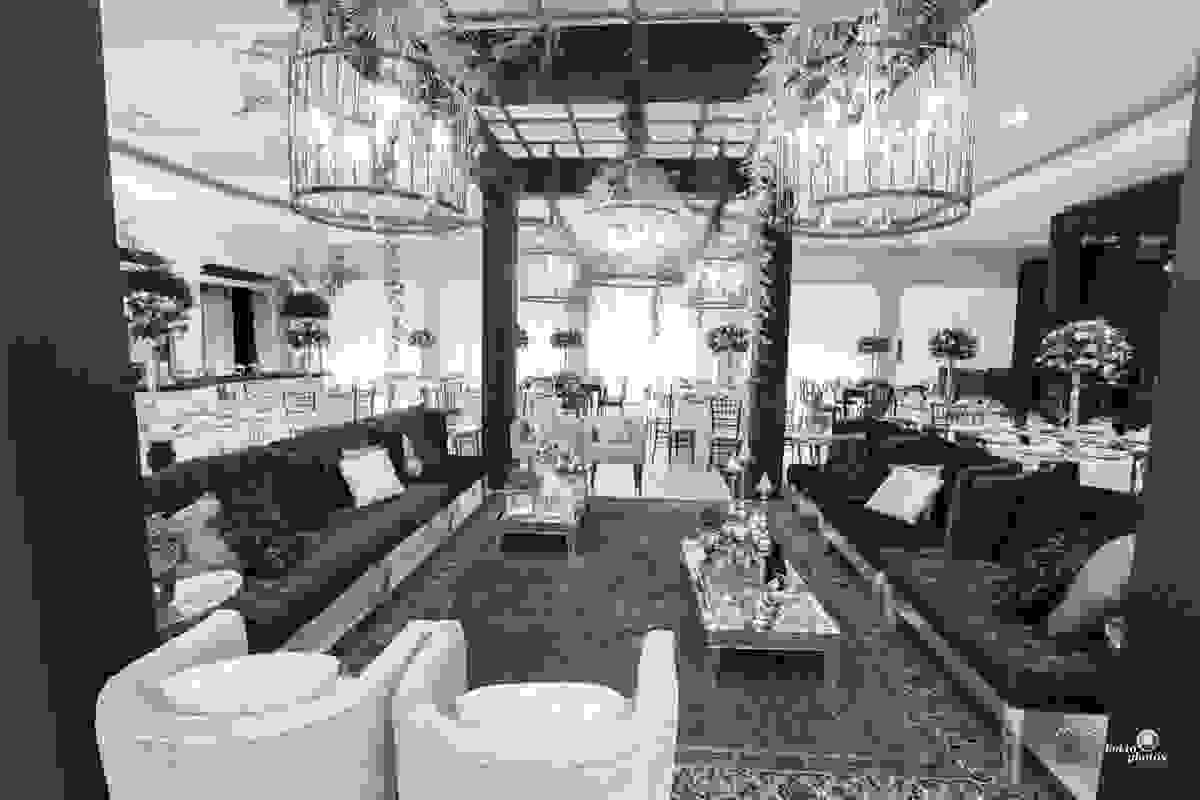 Lindissima decoração de casamento fotografado por Espaço Fotográfico Goiânia - lustres, mesa de bolo, arranjos florais - fotografo de casamento hall