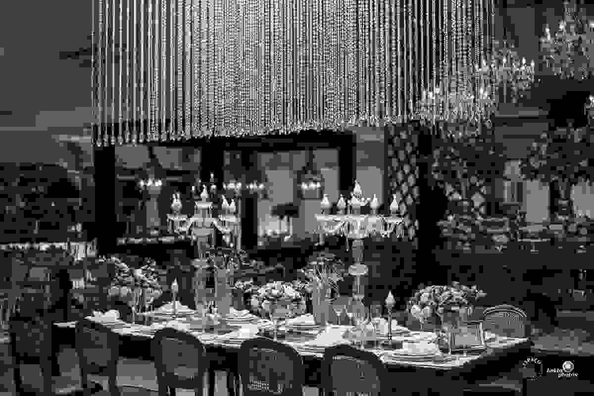 Lindissima decoração de casamento fotografado por Espaço Fotográfico Goiânia - lustres, mesa de bolo, arranjos florais - fotografo de casamento hall cascata de led