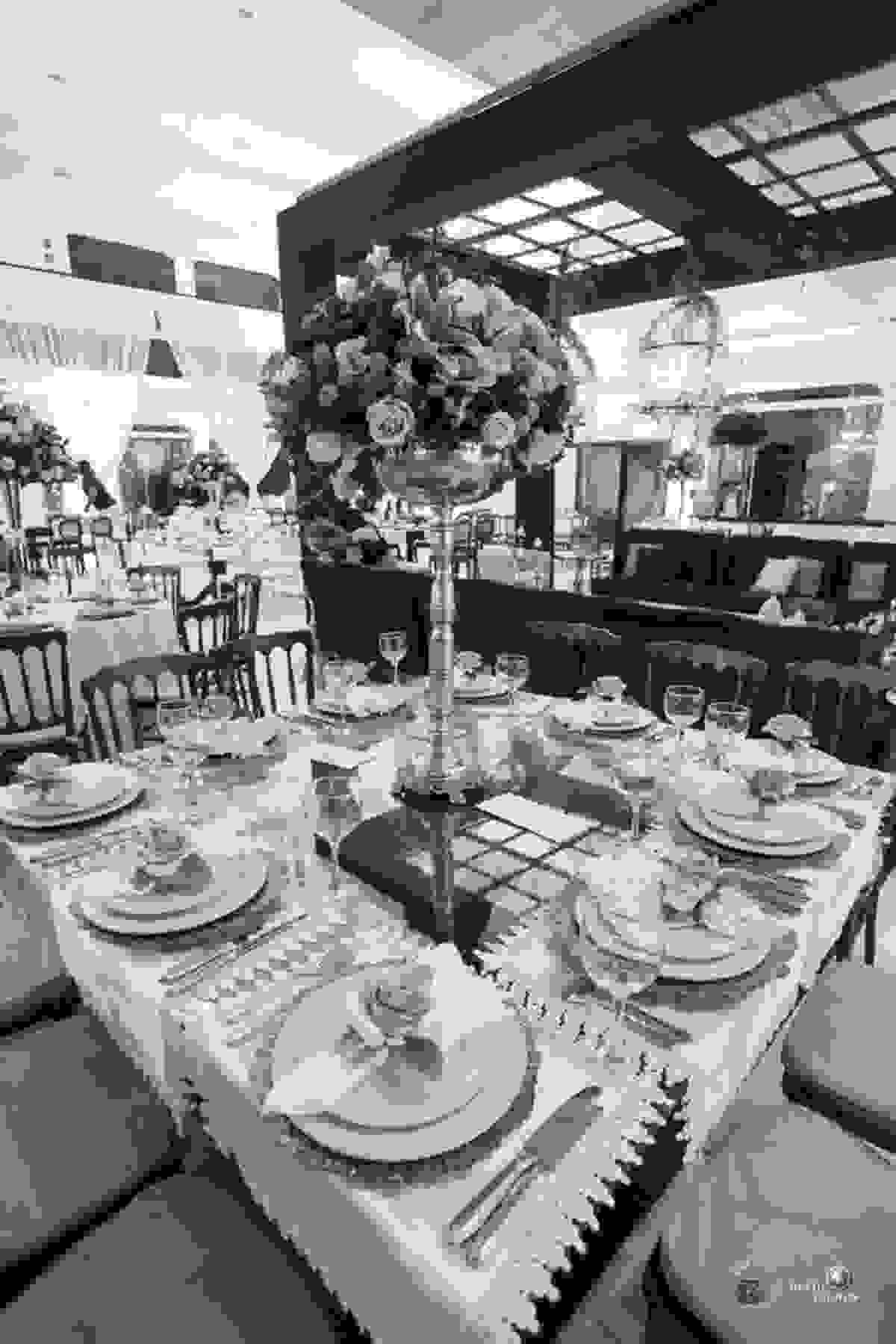 Lindissima decoração de casamento fotografado por Espaço Fotográfico Goiânia - lustres, mesa de bolo, arranjos florais - fotografo de casamento hall cascata de led