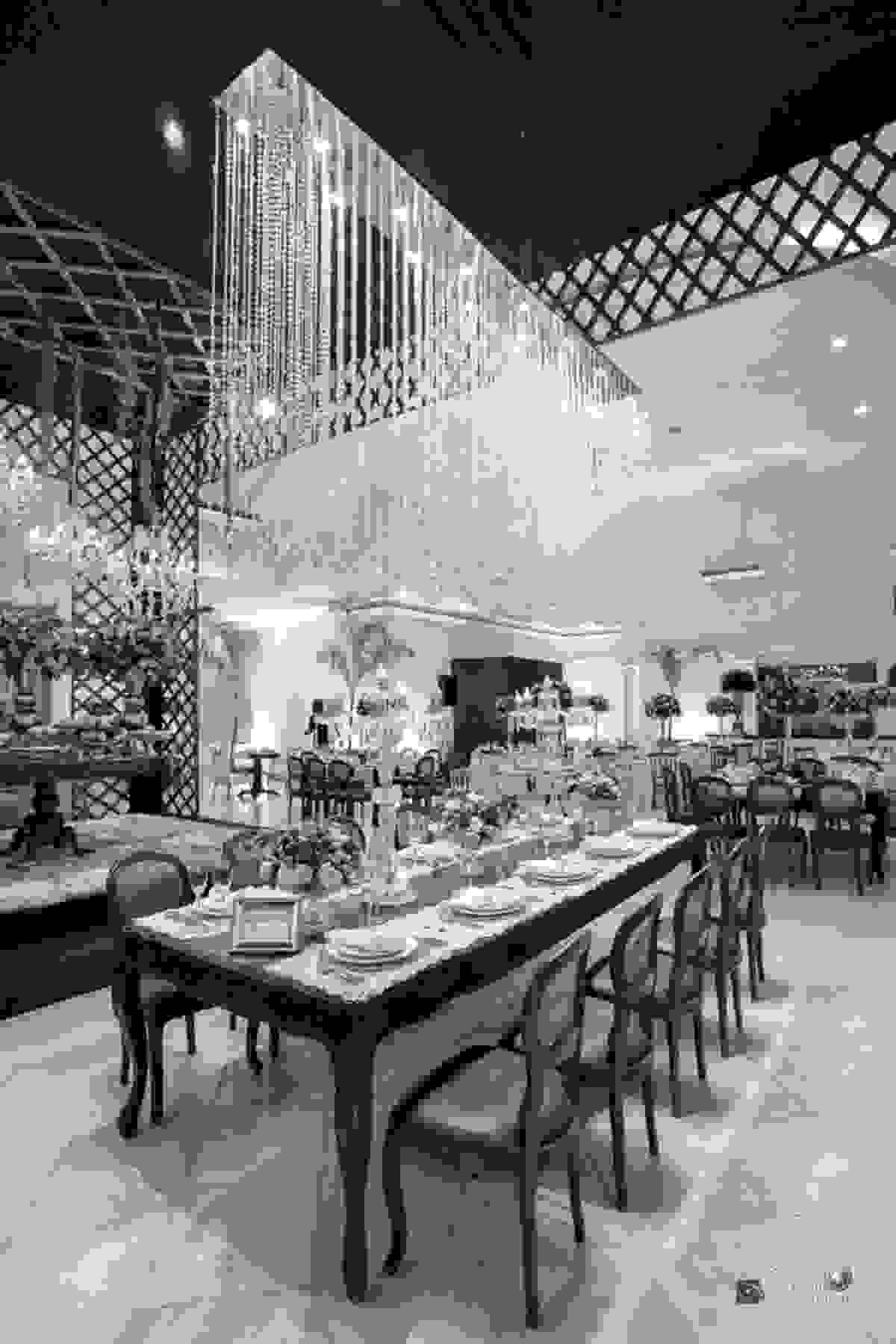 Lindissima decoração de casamento fotografado por Espaço Fotográfico Goiânia - lustres, mesa de bolo, arranjos florais - fotografo de casamento hall cascata de led
