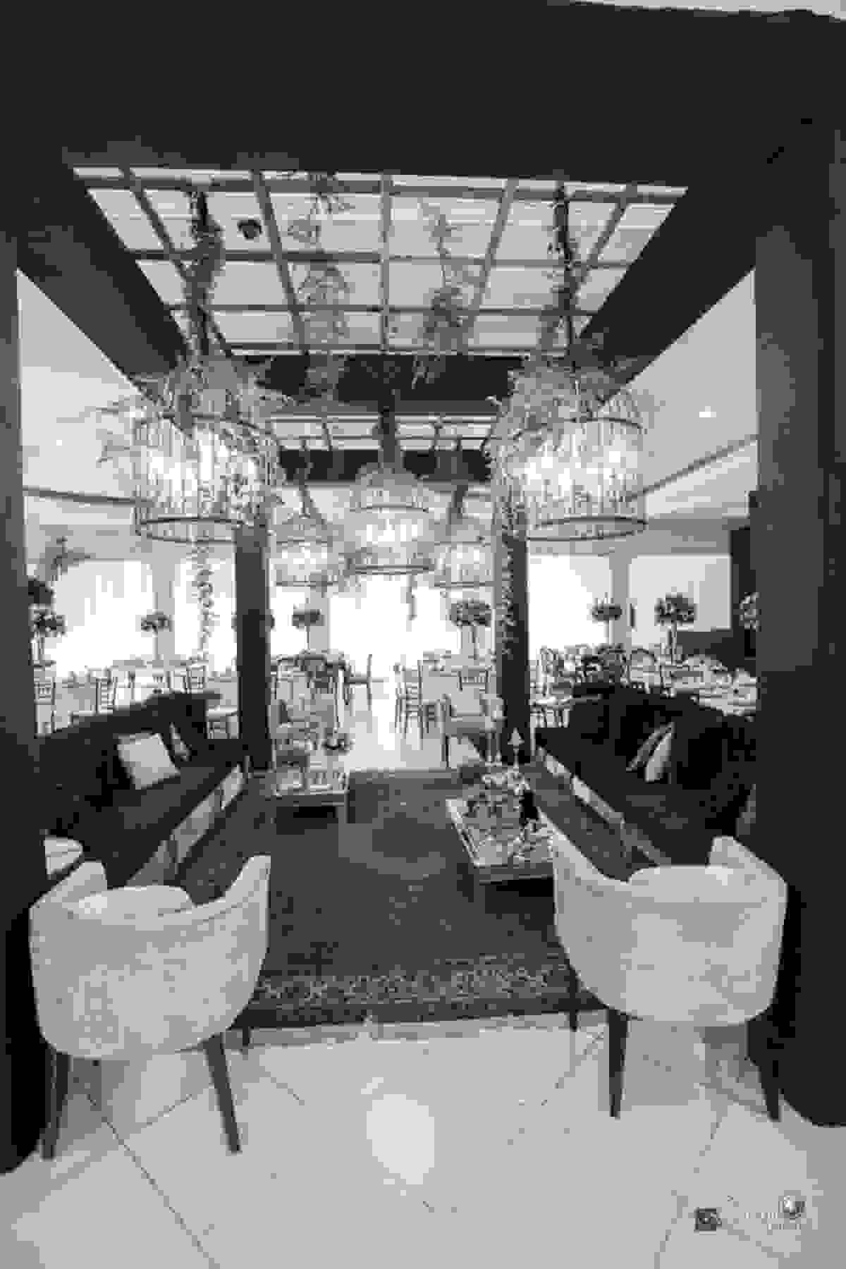 Lindissima decoração de casamento fotografado por Espaço Fotográfico Goiânia - lustres, mesa de bolo, arranjos florais - fotografo de casamento hall cascata de led