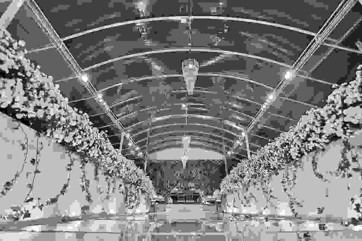 Lindissima decoração de casamento fotografado por Espaço Fotográfico Goiânia - lustres, mesa de bolo, arranjos florais - fotografo de casamento hall cascata de led