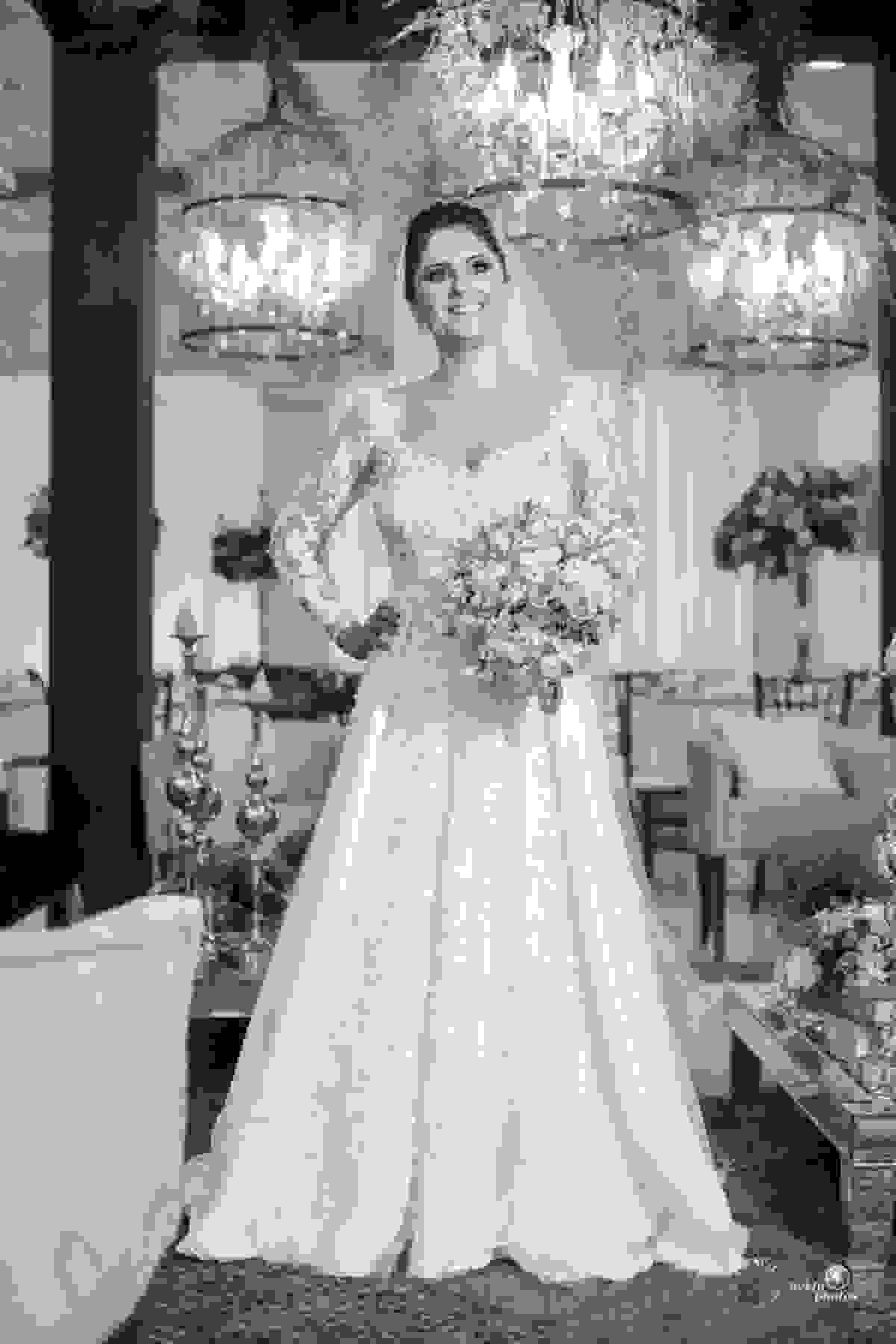 emoção - mansao cristal - fotografia espaço fotográfico goiania setor nova suiça - fotografo de casamento - fotojornalismo - Noiva linda mesa de bolo detalhe do buque bouquet