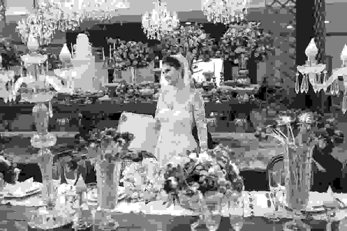 emoção - mansao cristal - fotografia espaço fotográfico goiania setor nova suiça - fotografo de casamento - fotojornalismo - Noiva linda mesa de bolo detalhe do buque bouquet