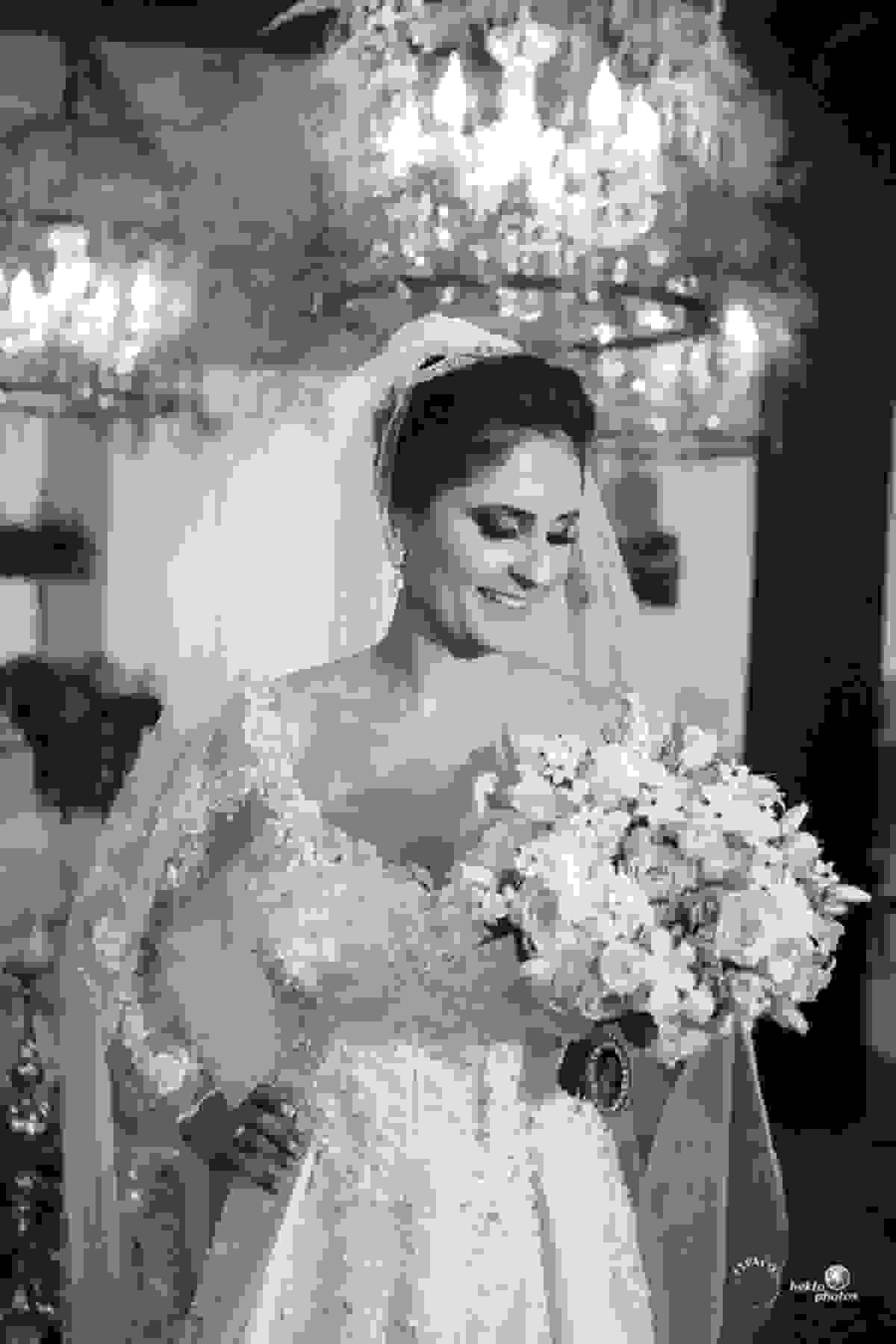 emoção - mansao cristal - fotografia espaço fotográfico goiania setor nova suiça - fotografo de casamento - fotojornalismo - Noiva linda mesa de bolo detalhe do buque bouquet
