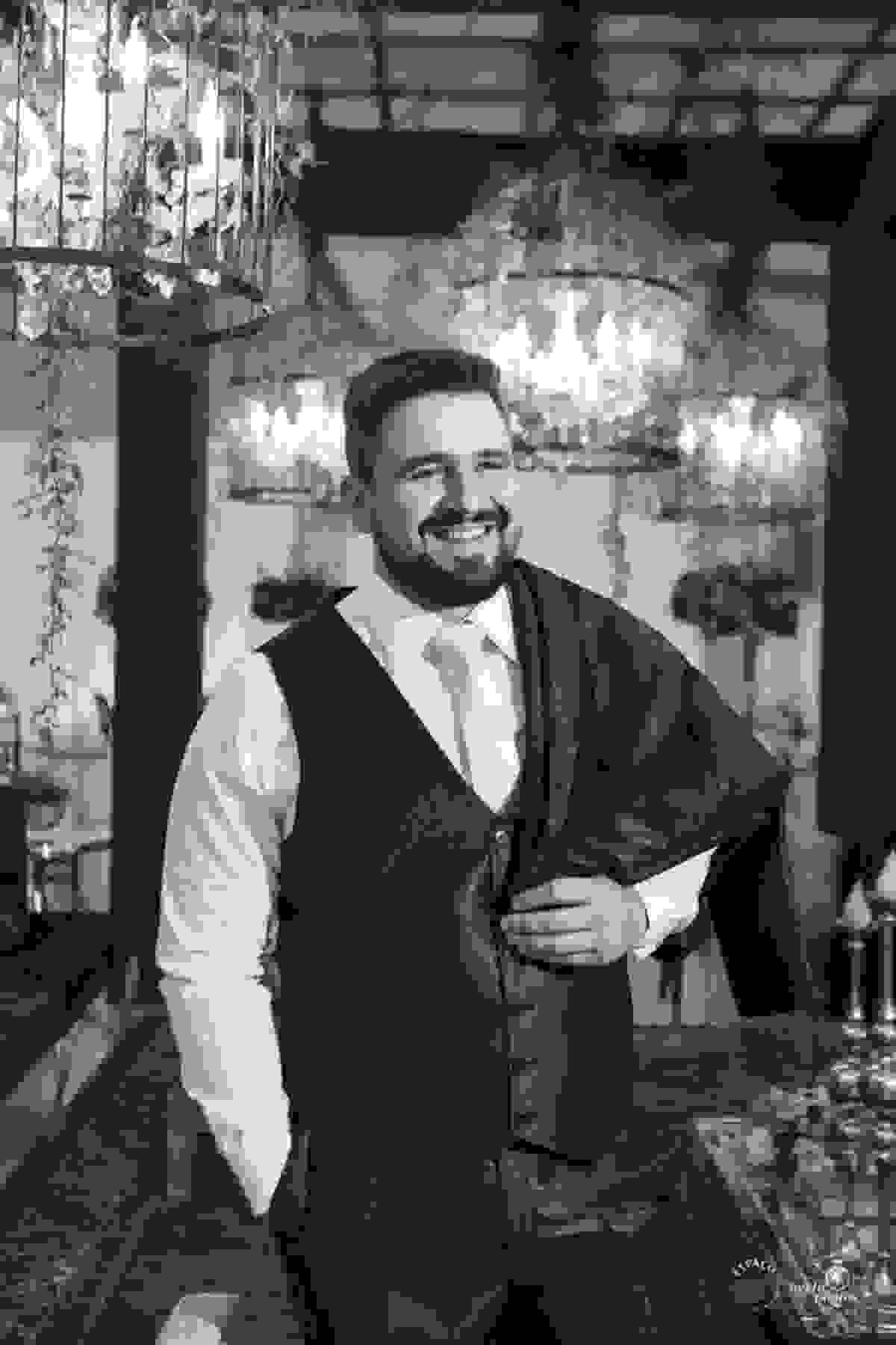 emoção - mansao cristal - fotografia espaço fotográfico goiania setor nova suiça - fotografo de casamento - fotojornalismo - Noivo elegante lindo