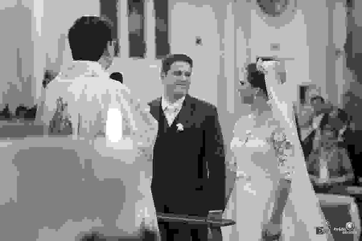 lindos noivos no altar da catedral de goiania vestido pro novias pro noivas