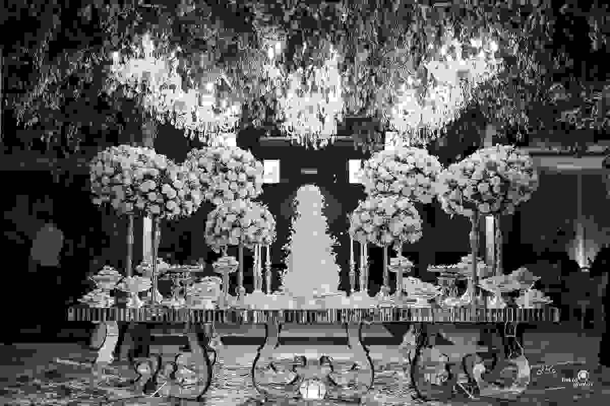 Lustres, iluminação planejada, mesa de espelho, lindos doces e bolo de casamento, tudo isso se conspira para uma noite de lindas fotos. A Espaço Fotográfico