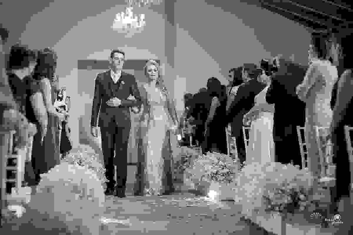 Noivo e sua mãe chegando no altar sob as lentes de Espaço Fotográfico