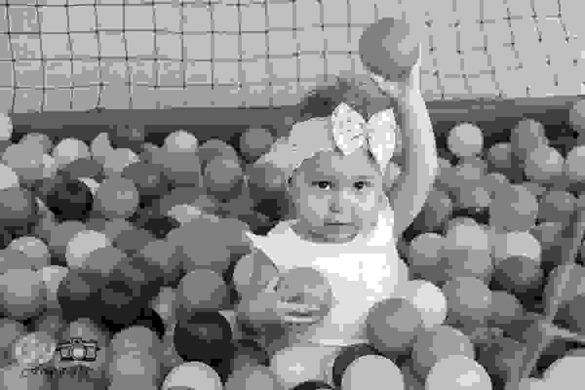 Camila se divertindo muito na piscina de bolinhas