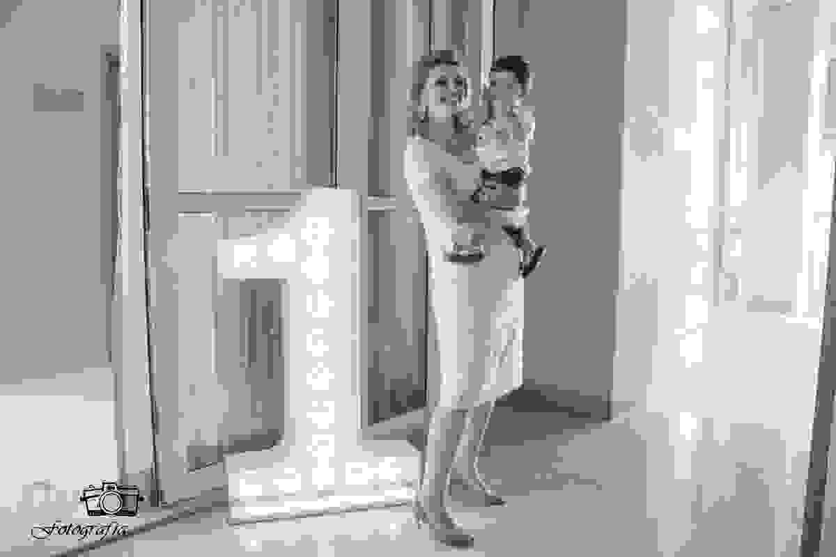 Posando para foto com a mamãe