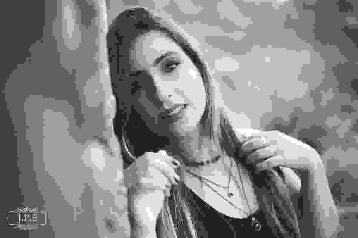 Ensaio fotográfico em retratos, com Sabrina Carvalho, em Lavras Foto em preto e Branco