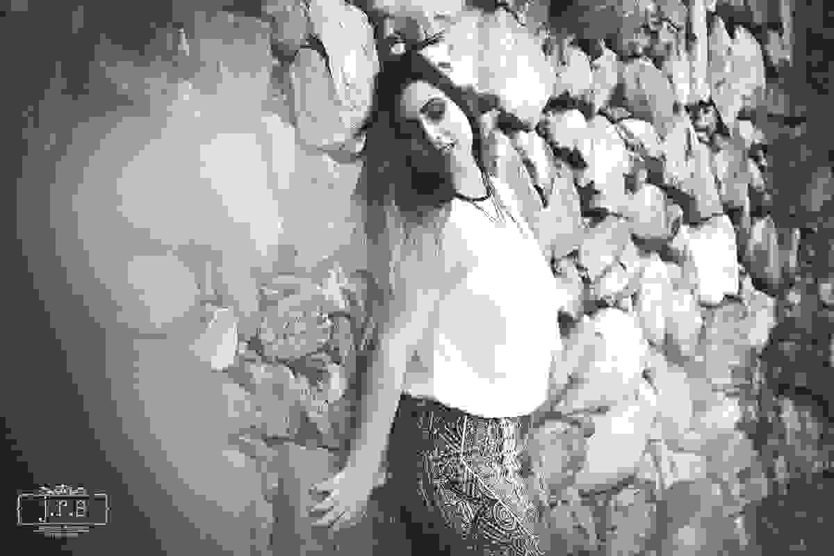 Ensaio fotográfico em retratos, com Sabrina Carvalho, em Lavras, Encostada na Paree