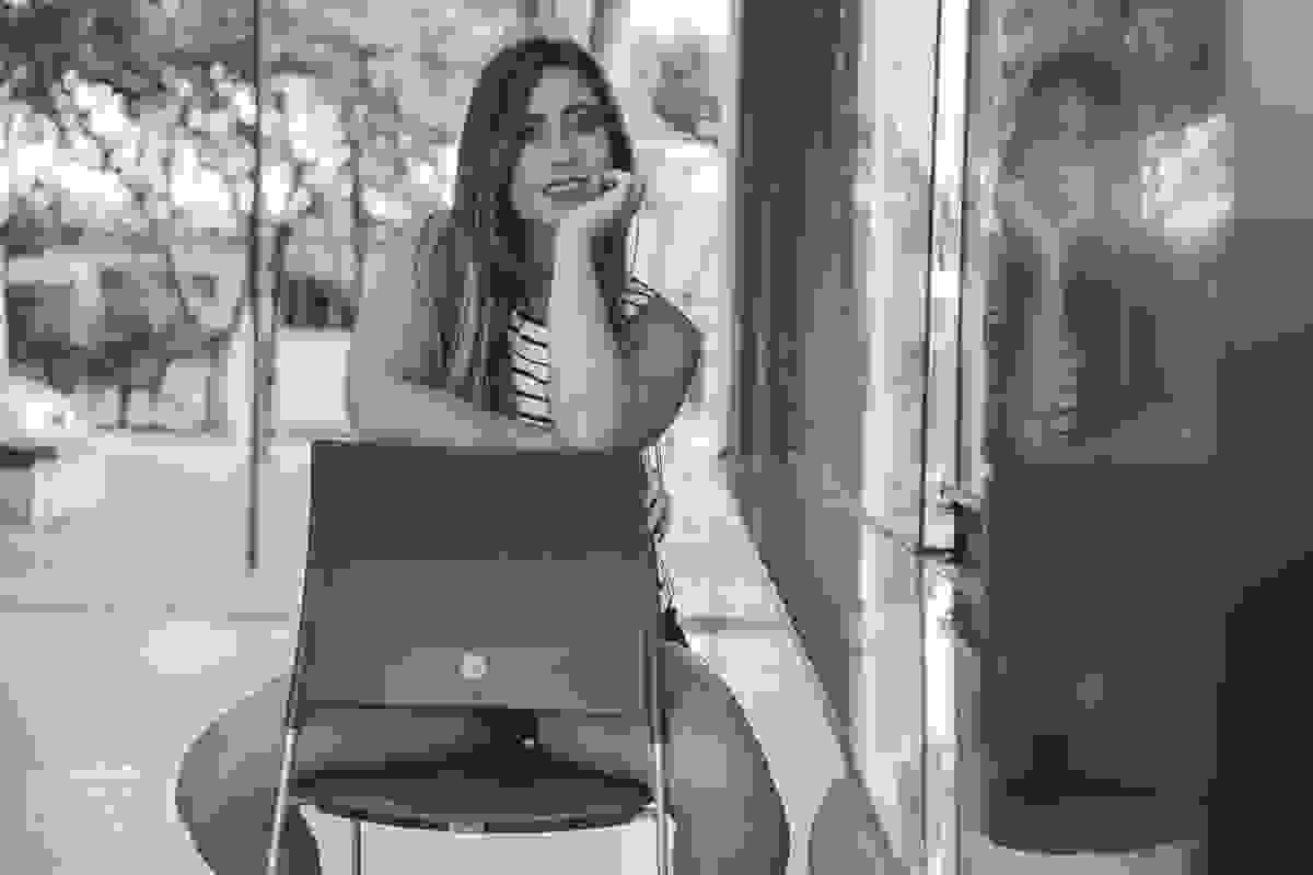 Ensaio fotográfico em retratos, com Sabrina Carvalho, em Lavras, Sentada na Cadeira,