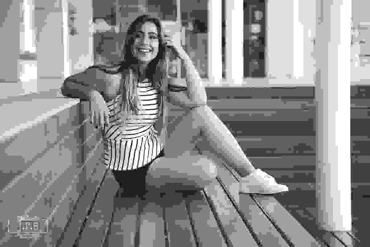 Ensaio fotográfico em retratos, com Sabrina Carvalho, em Lavras, encostada na cadeira