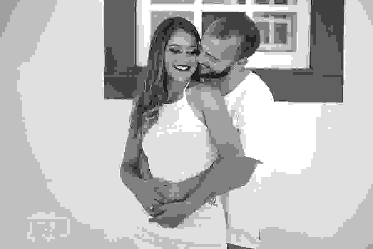 Ensaio Pre-Casamento, Pre-Wedding, Sao Thome das Letras, Minas Gerais, Casal, Amor, Carinho, Pedreira, Sao Thomé, Carinhos, Praça, cidade, Beijo, Janela, Sorriso,