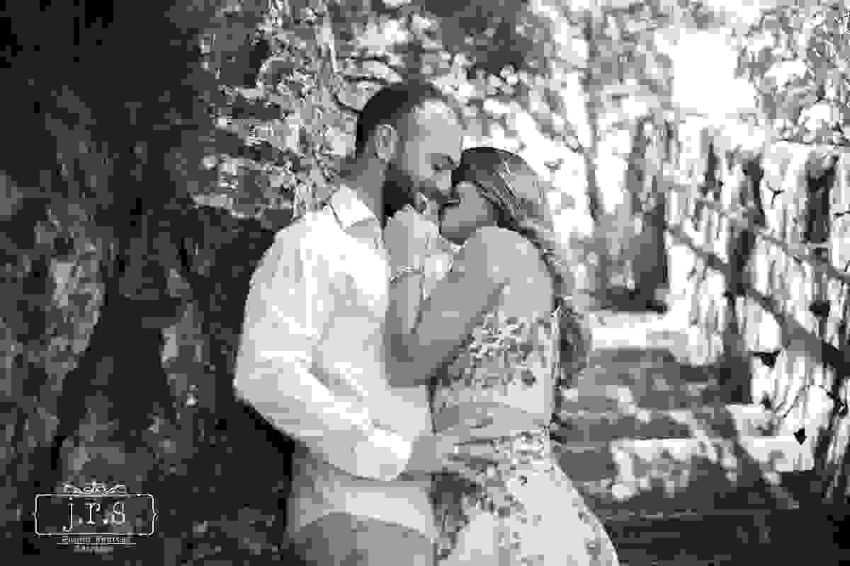 Ensaio Pre-Casamento, Pre-Wedding, Sao Thome das Letras, Minas Gerais, Casal, Amor, Carinho, Pedreira, Sao Thomé, Carinhos, Praça, cidade, Beijo, Janela, Escada, Sorriso, Natureza,