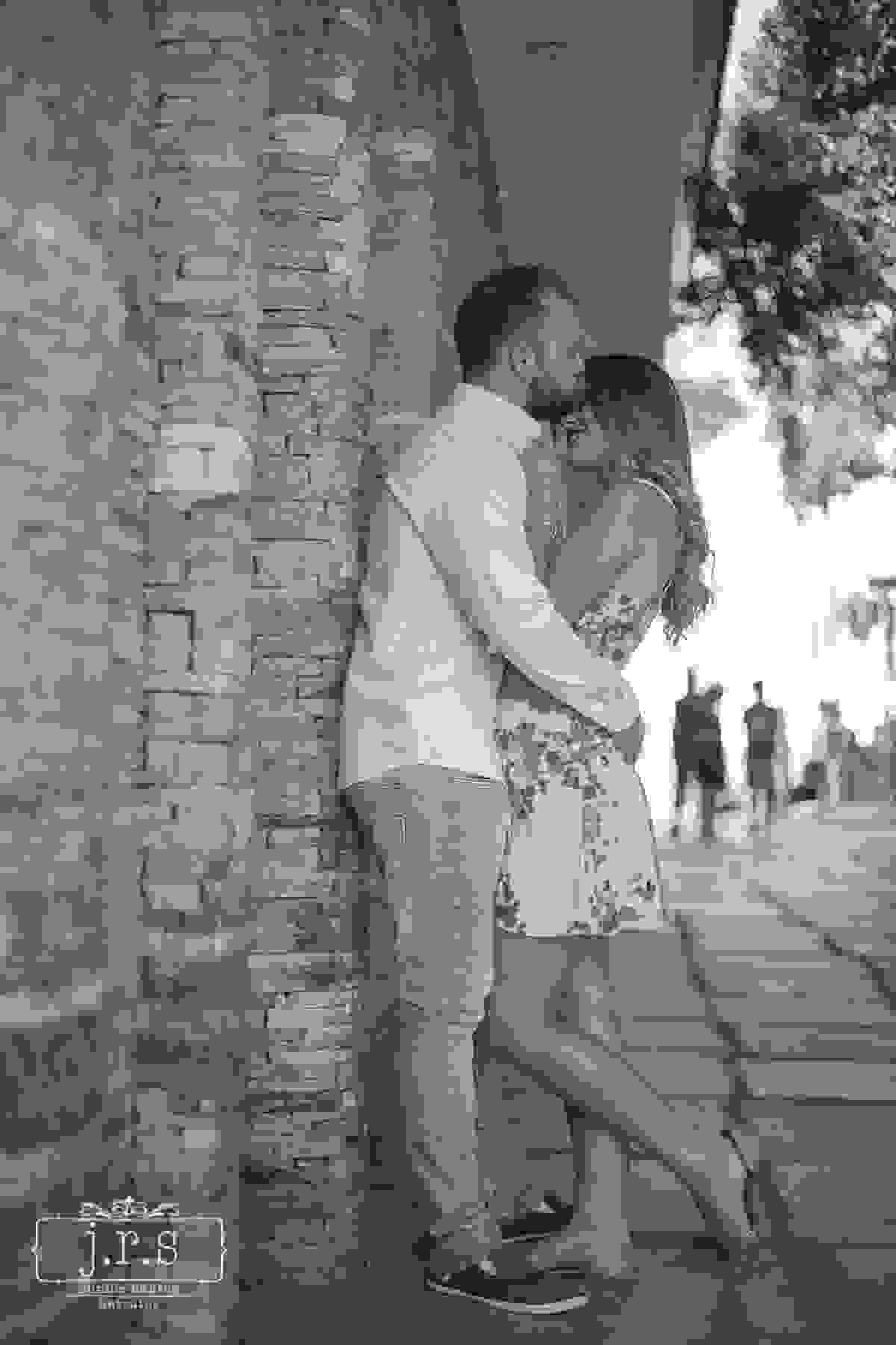 Ensaio Pre-Casamento, Pre-Wedding, Sao Thome das Letras, Minas Gerais, Casal, Amor, Carinho, Pedreira, Sao Thomé, Carinhos, Praça, cidade, Beijo, Janela, Escada, Sorriso, Natureza, Foto vertical,