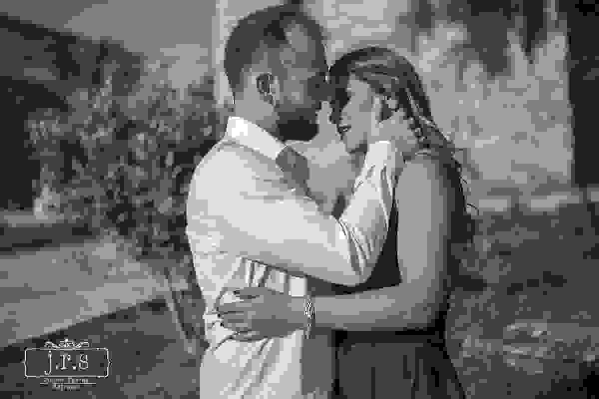 Ensaio Pre-Casamento, Pre-Wedding, Sao Thome das Letras, Minas Gerais, Casal, Amor, Carinho, Pedreira, Sao Thomé, Carinhos, Praça, cidade, Beijo, Janela, Escada, Sorriso, Natureza, Sol, Lindo,