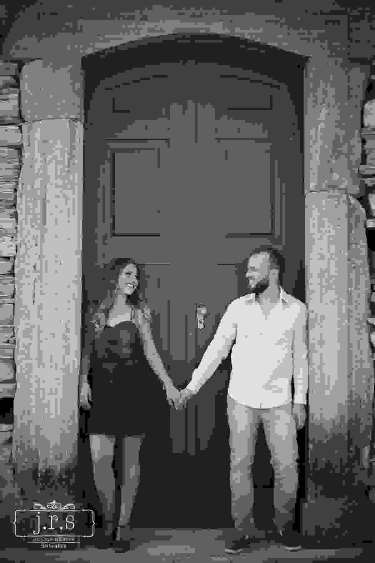 Ensaio Pre-Casamento, Pre-Wedding, Sao Thome das Letras, Minas Gerais, Casal, Amor, Carinho, Pedreira, Sao Thomé, Carinhos, Praça, cidade, Beijo, Janela, Escada, Sorriso, Natureza, Igreja de Pedra