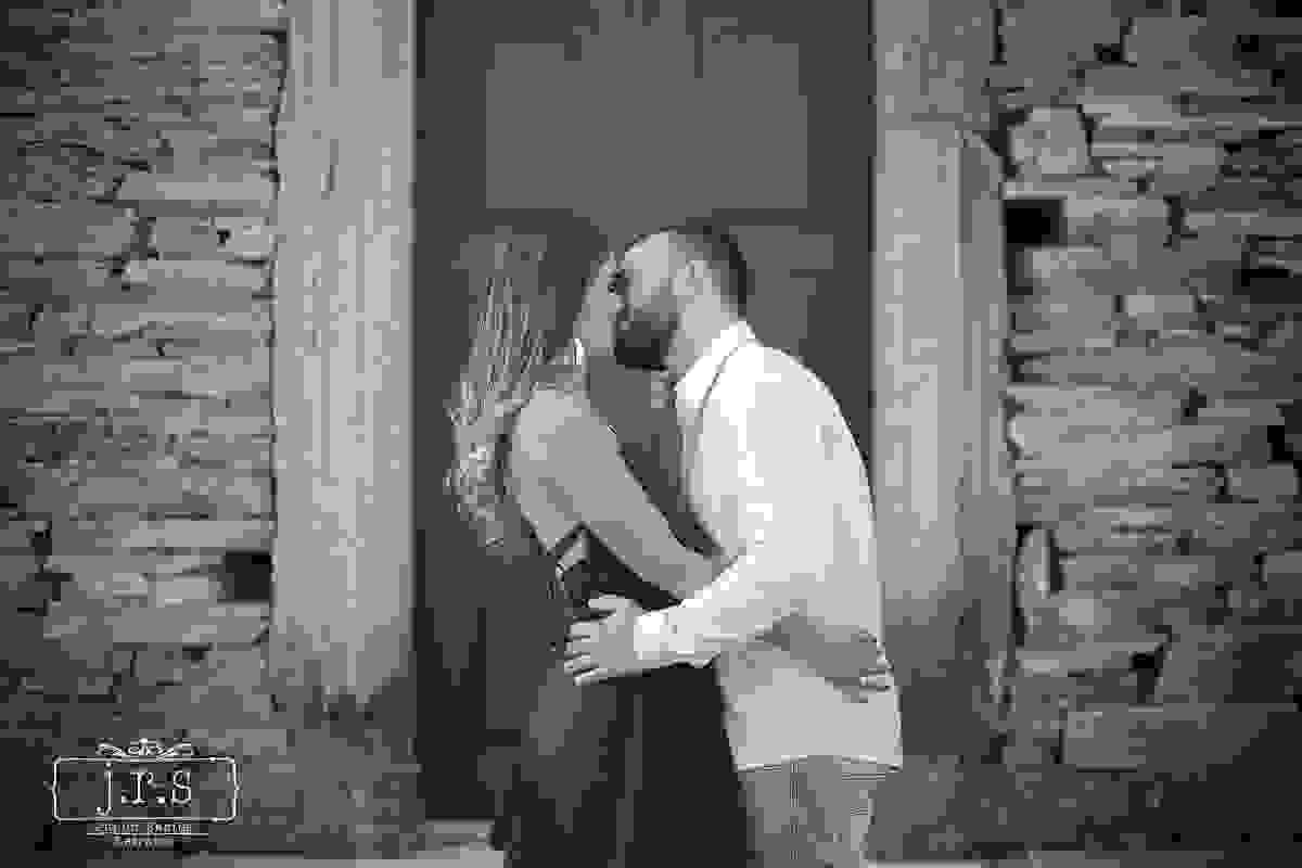 Ensaio Pre-Casamento, Pre-Wedding, Sao Thome das Letras, Minas Gerais, Casal, Amor, Carinho, Pedreira, Sao Thomé, Carinhos, Praça, cidade, Beijo, Janela, Escada, Sorriso, Natureza, Igreja de Pedra, Beijo,