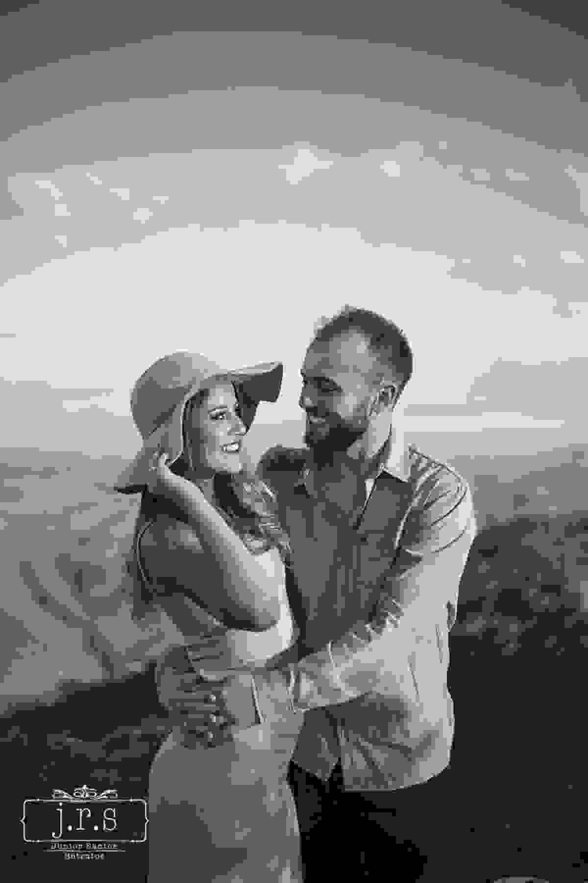 Ensaio Pre-Casamento, Pre-Wedding, Sao Thome das Letras, Minas Gerais, Casal, Amor, Carinho, Pedreira, Sao Thomé, Carinhos, Praça, cidade, Beijo, Janela, Escada, Sorriso, Natureza, Igreja de Pedra, Serra, Montanha,