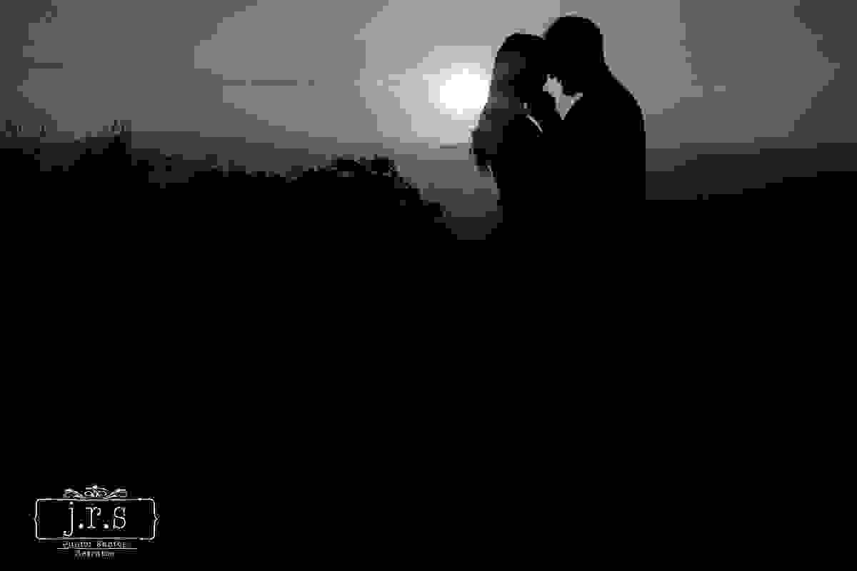 Ensaio Pre-Casamento, Pre-Wedding, Sao Thome das Letras, Minas Gerais, Casal, Amor, Carinho, Pedreira, Sao Thomé, Carinhos, Praça, cidade, Beijo, Janela, Escada, Sorriso, Natureza, Igreja de Pedra, Sunset, Por do Sol, Vermelho, Natureza Linda, Sol,