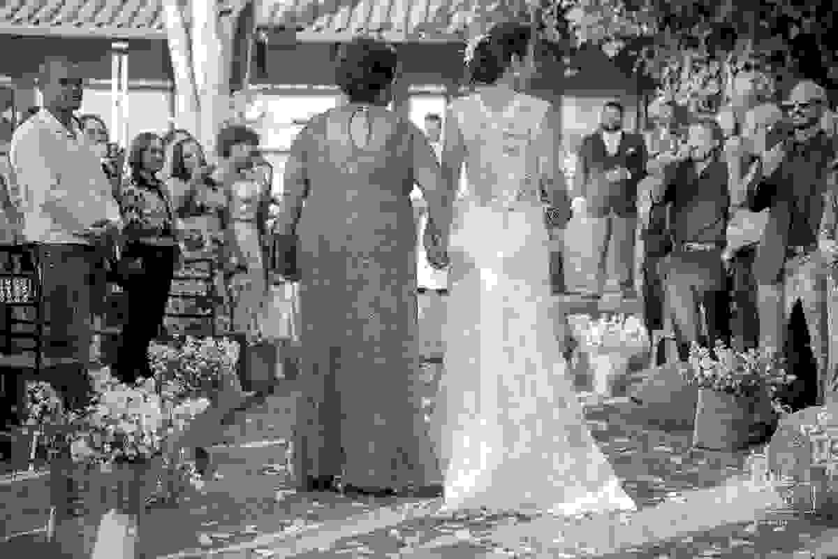 FCasamento de Priscila e Thiago pelo fotografo Junior Santos em Contagem MG Foto de costas