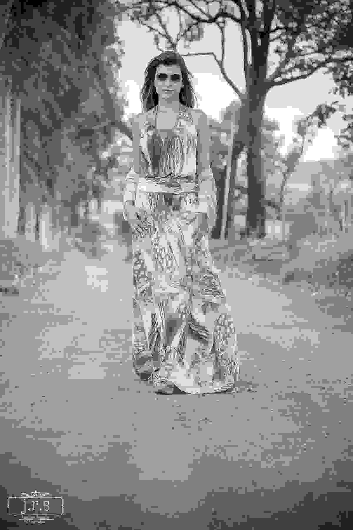 Coleção Primavera/Verão da Loja Felicia Naves Store. Modelo Feliciana Naves. Fotos por Junior Santos Fotografia de Lavras MG. Local Bom Sucesso/Macaia - MG Vestido longo estampado colorido