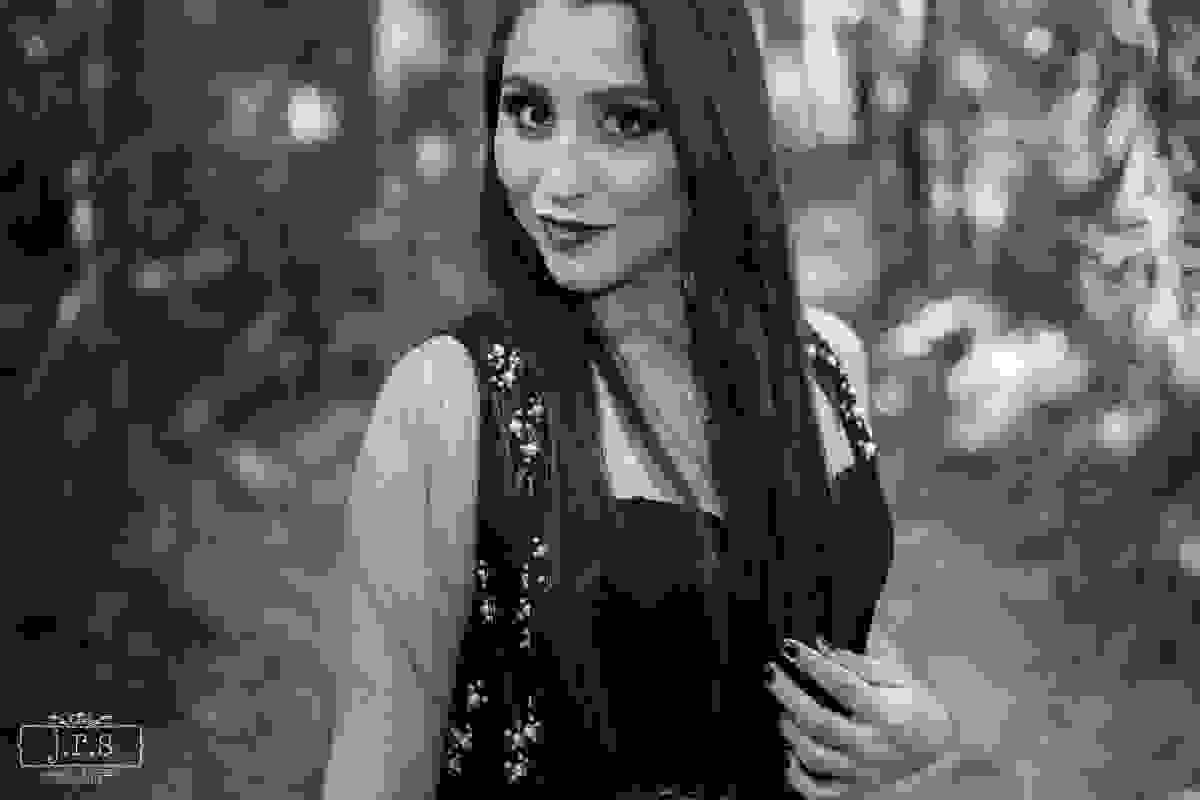 Ensaio Fotográfico Rafaella Viana Barcelos, produzido por Junior Santos de Lavras - MG na Floresta do Parque