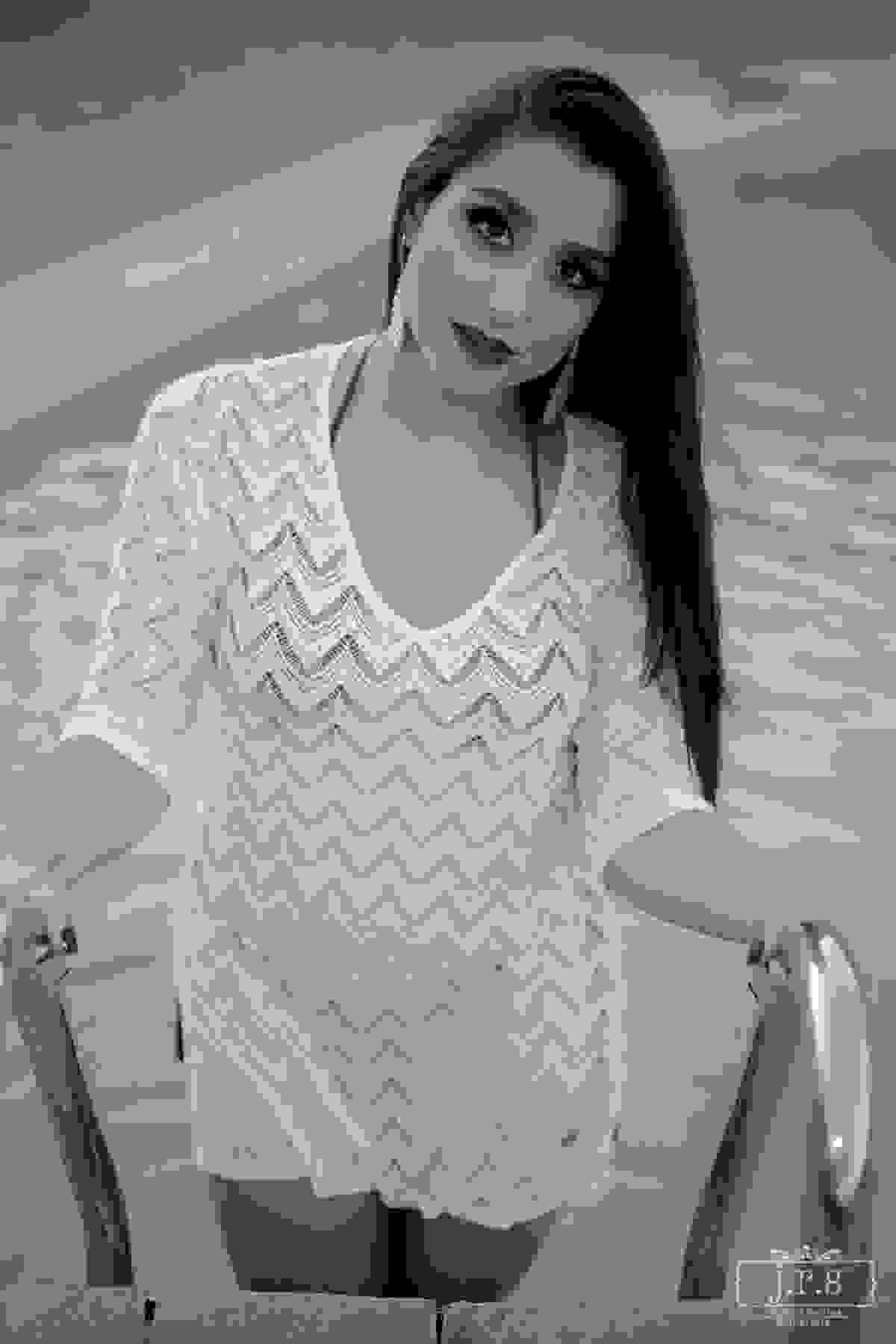 Ensaio Fotográfico Rafaella Viana Barcelos, produzido por Junior Santos de Lavras - MG Subindo escada da piscina