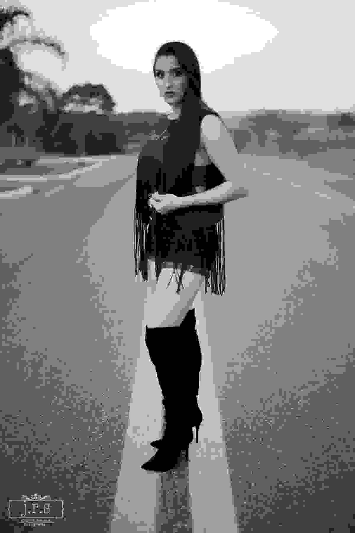 Ensaio Fotográfico Rafaella Viana Barcelos, produzido por Junior Santos de Lavras - MG na estrada sensual