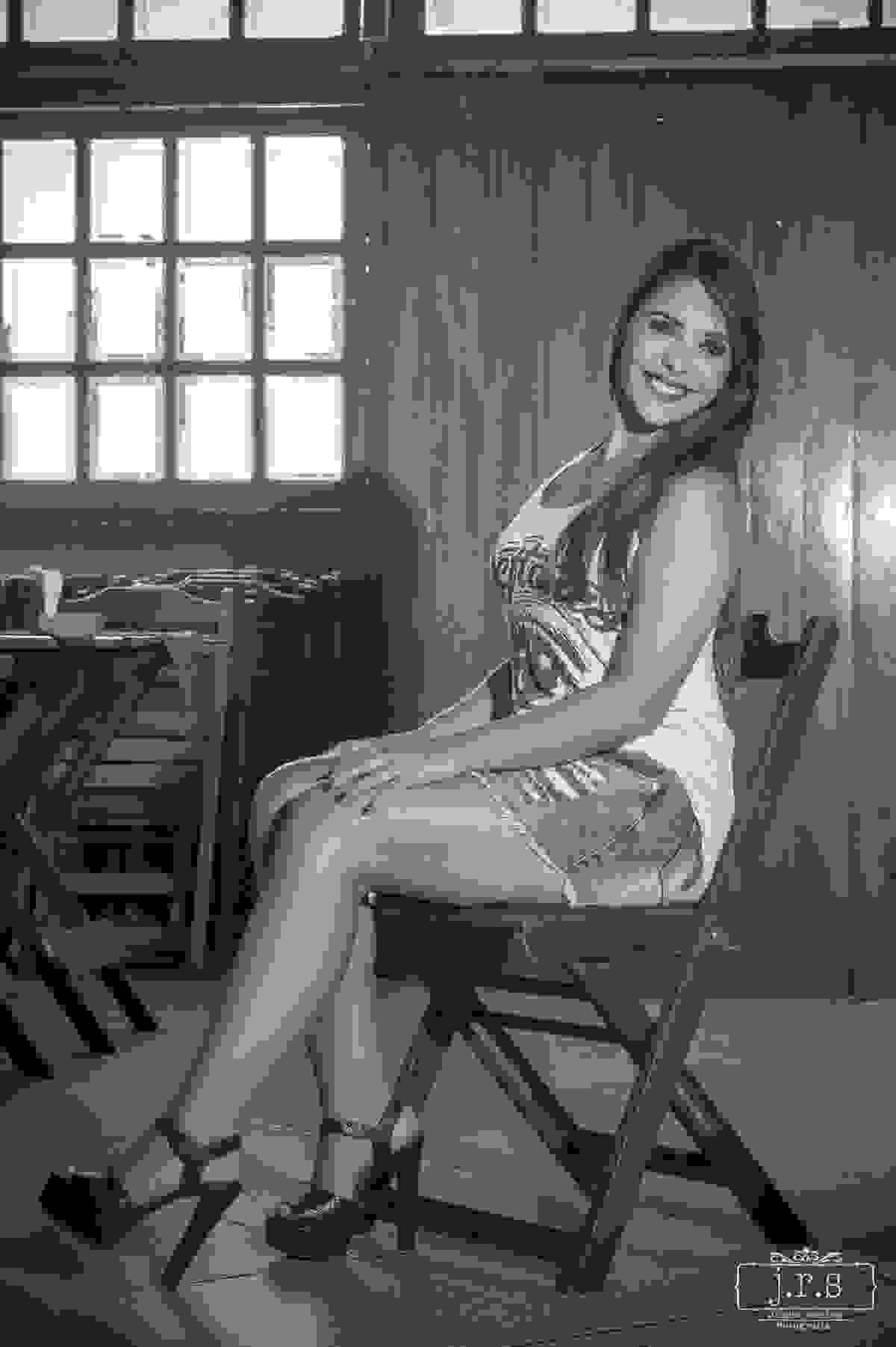 Ensaio fotográfico moda, para a Loja Gloss Moda Feminina em Lavras. Fotos produzidas pelo fotógrafo Junior Santos no Cactus Bar com a Modelo Paula Mendonça