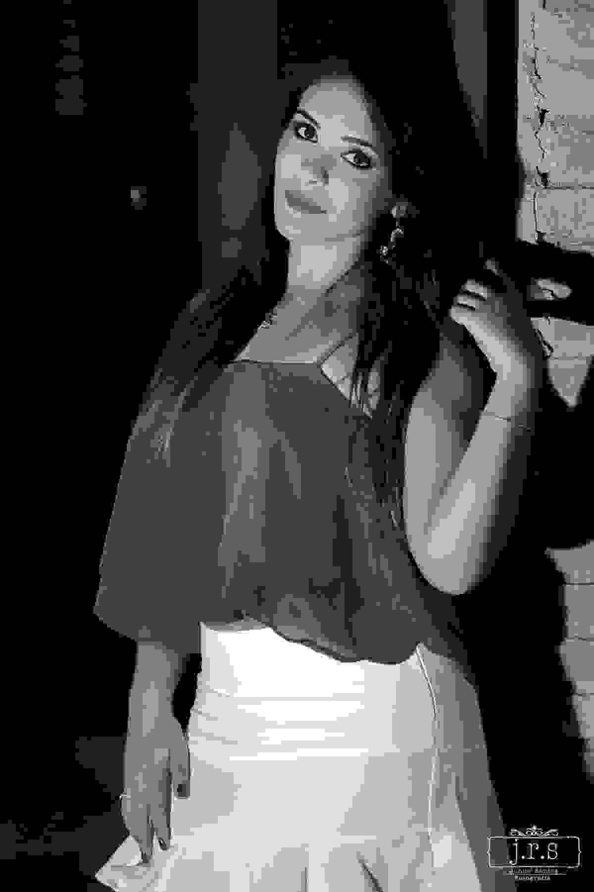 Ensaio fotográfico moda, para a Loja Gloss Moda Feminina em Lavras. Fotos produzidas pelo fotógrafo Junior Santos no Cactus Bar com a Modelo Paula Mendonça