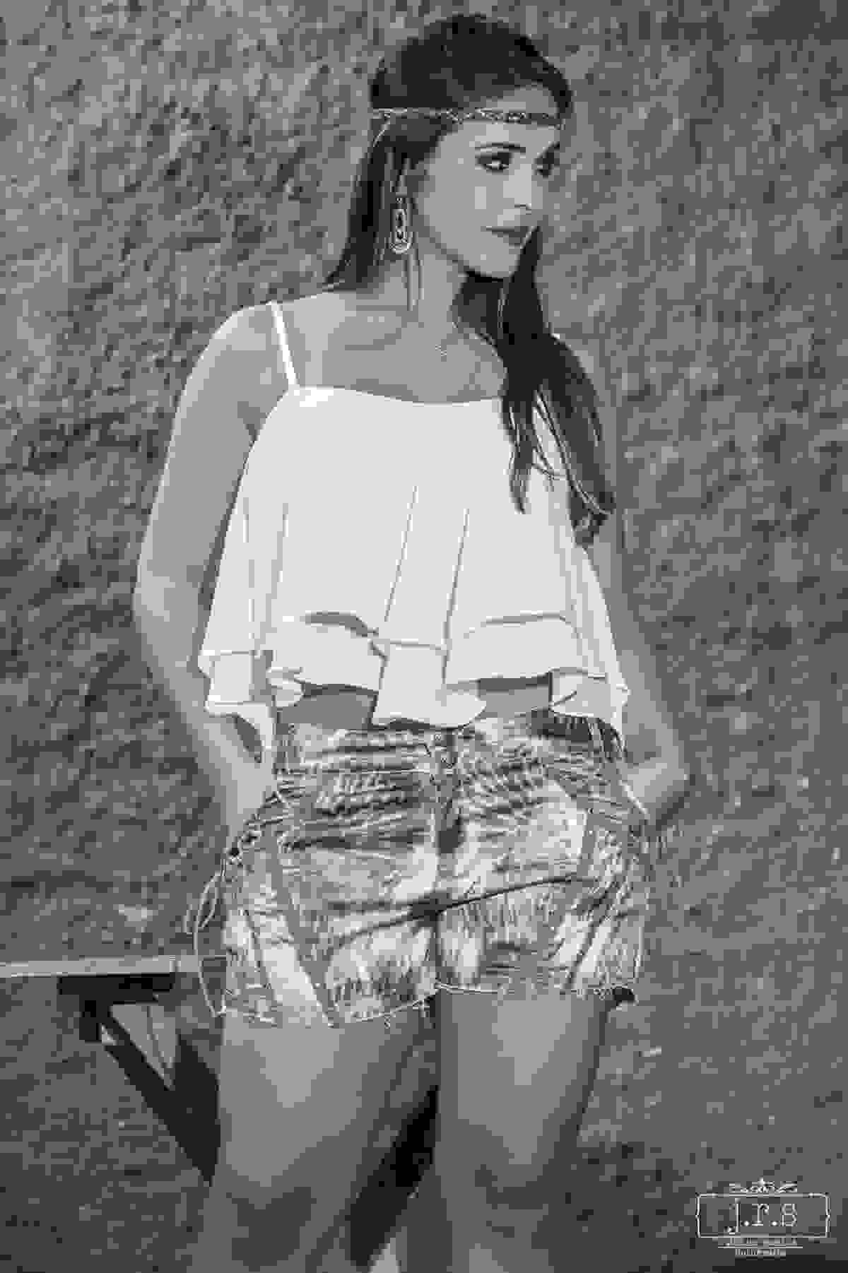 Ensaio fotográfico moda, para a Loja Gloss Moda Feminina em Lavras. Fotos produzidas pelo fotógrafo Junior Santos no Cactus Bar com a Modelo Paula Mendonça
