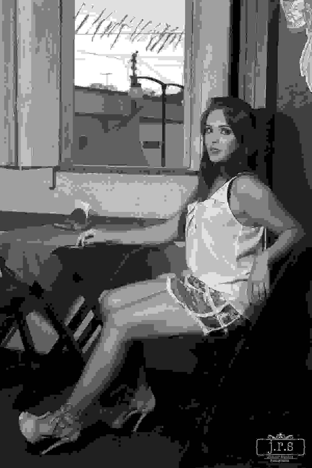 Ensaio fotográfico moda, para a Loja Gloss Moda Feminina em Lavras. Fotos produzidas pelo fotógrafo Junior Santos no Cactus Bar com a Modelo Paula Mendonça