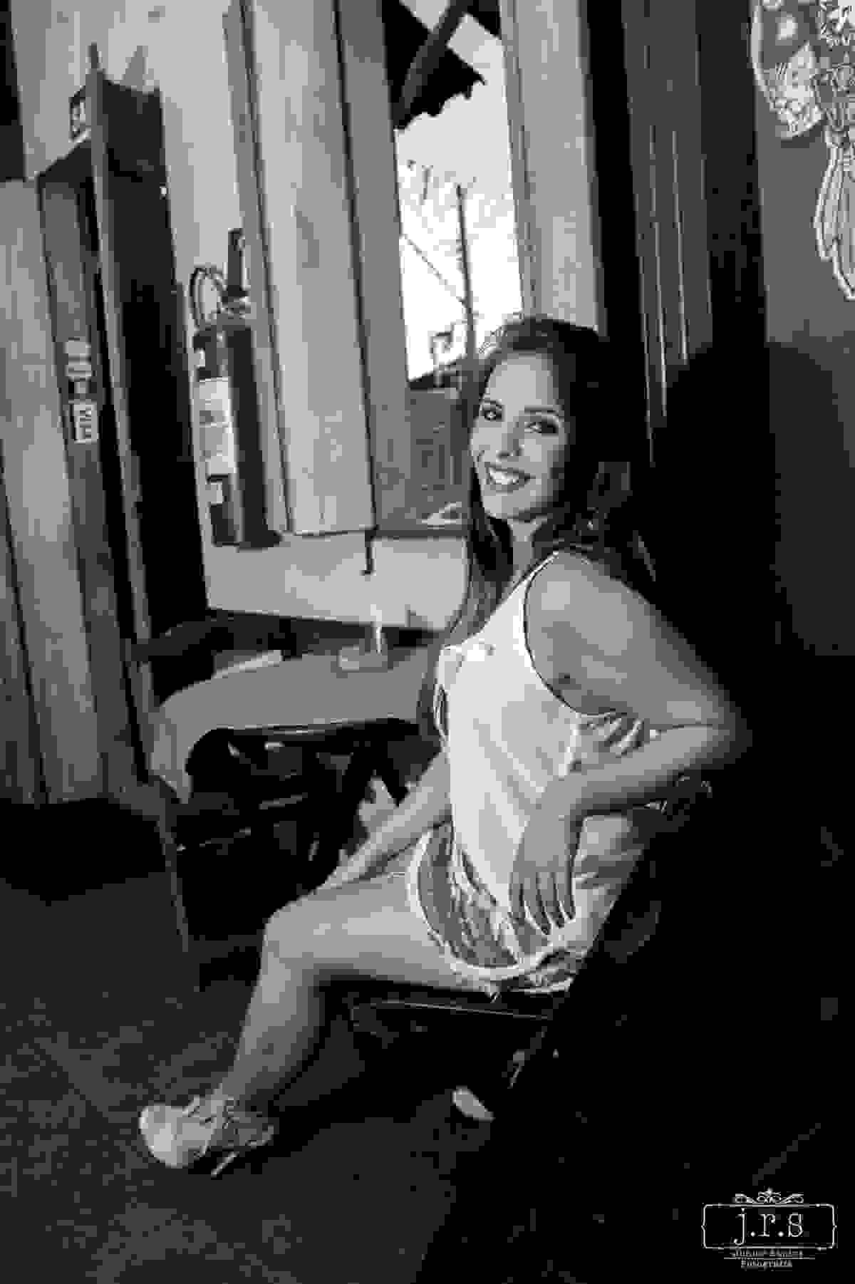 Ensaio fotográfico moda, para a Loja Gloss Moda Feminina em Lavras. Fotos produzidas pelo fotógrafo Junior Santos no Cactus Bar com a Modelo Paula Mendonça