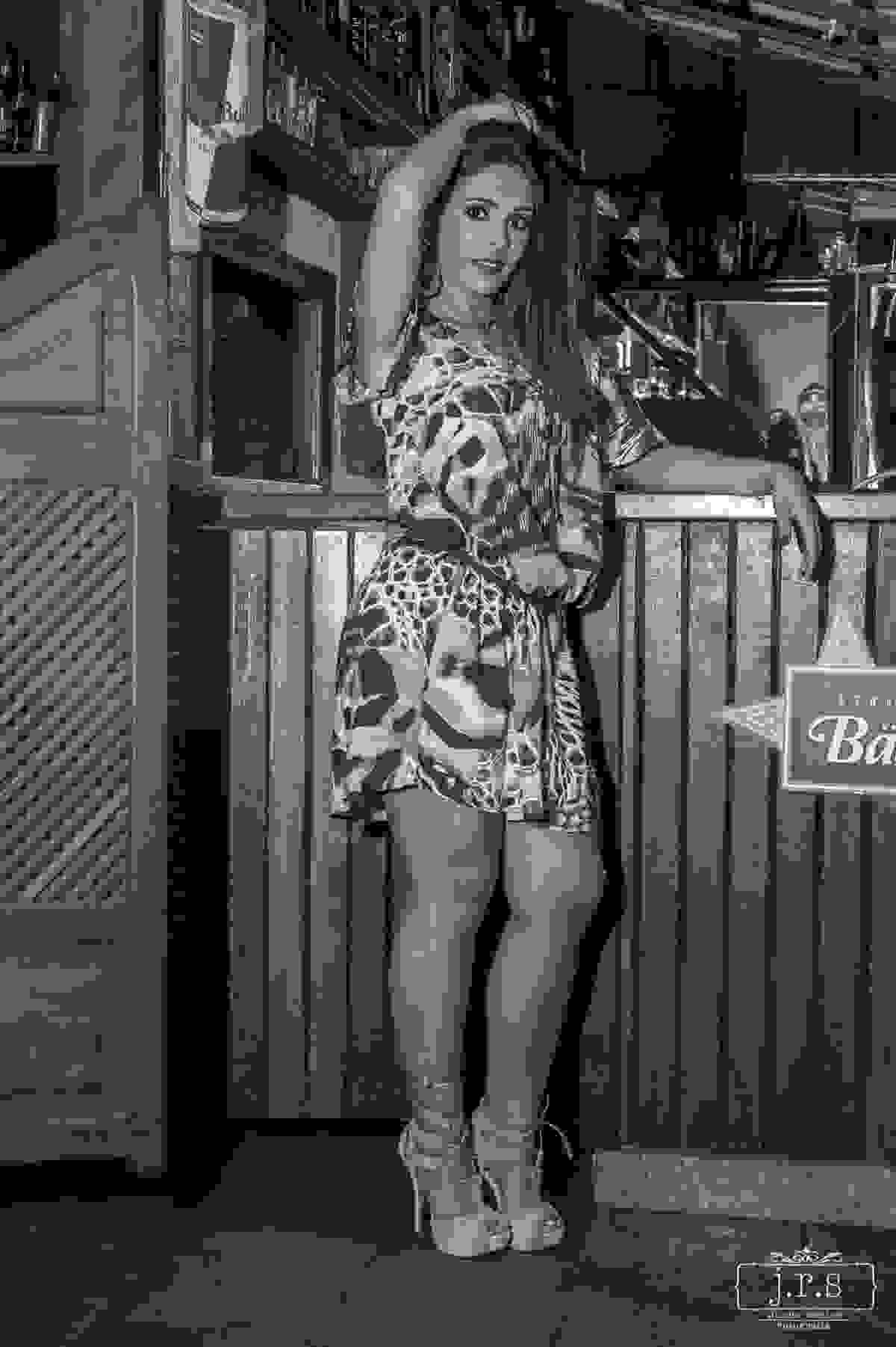 Ensaio fotográfico moda, para a Loja Gloss Moda Feminina em Lavras. Fotos produzidas pelo fotógrafo Junior Santos no Cactus Bar com a Modelo Paula Mendonça