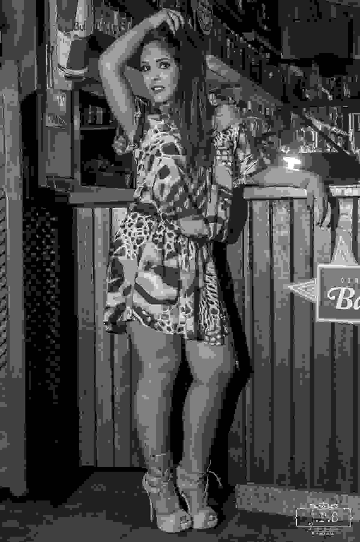 Ensaio fotográfico moda, para a Loja Gloss Moda Feminina em Lavras. Fotos produzidas pelo fotógrafo Junior Santos no Cactus Bar com a Modelo Paula Mendonça