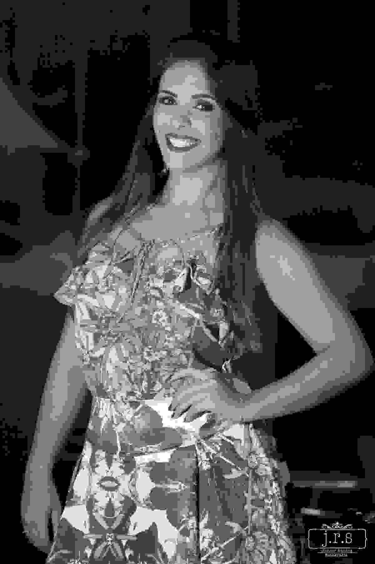 Ensaio fotográfico moda, para a Loja Gloss Moda Feminina em Lavras. Fotos produzidas pelo fotógrafo Junior Santos no Cactus Bar com a Modelo Paula Mendonça