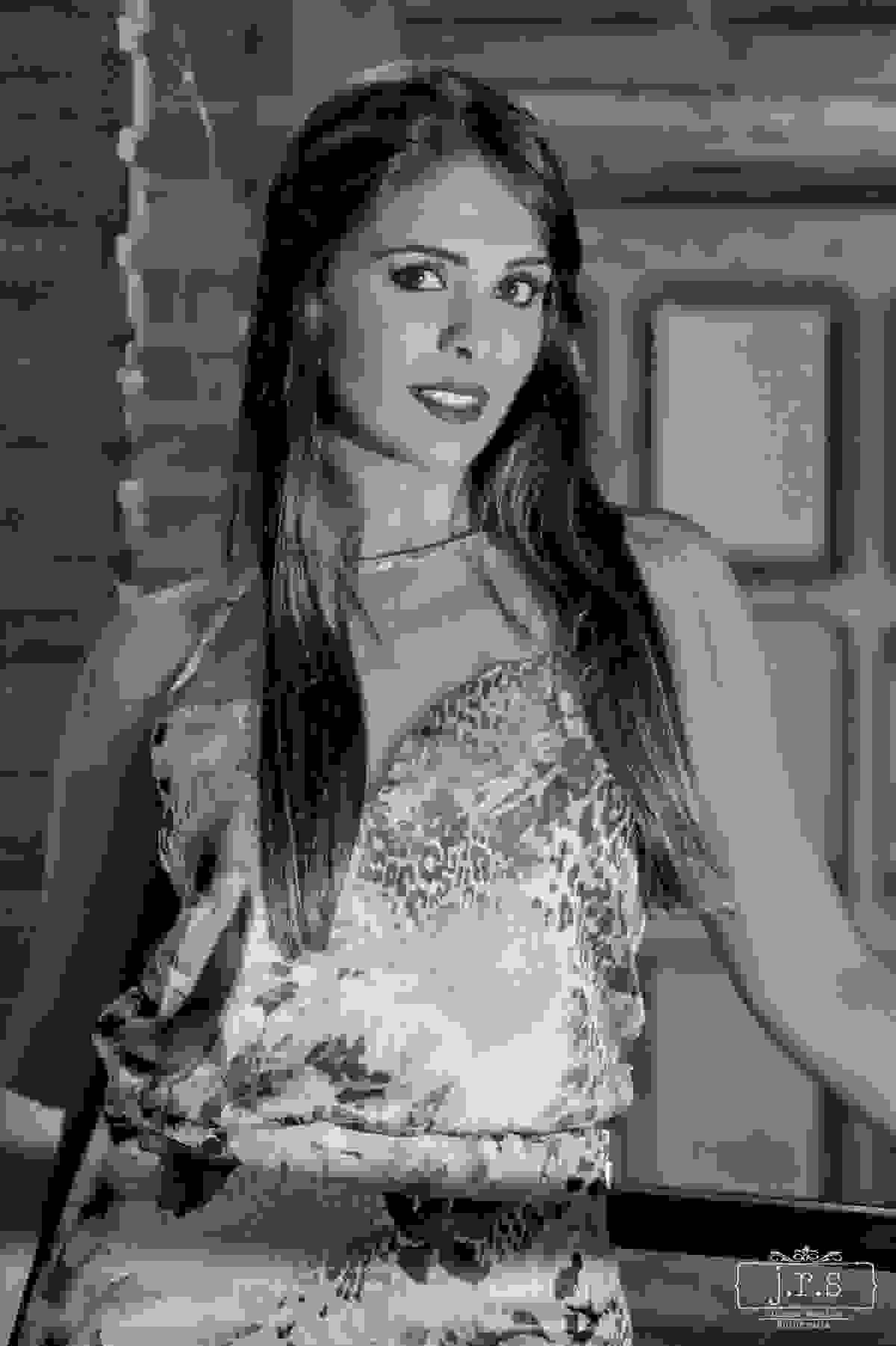 Ensaio fotográfico moda, para a Loja Gloss Moda Feminina em Lavras. Fotos produzidas pelo fotógrafo Junior Santos no Cactus Bar com a Modelo Paula Mendonça