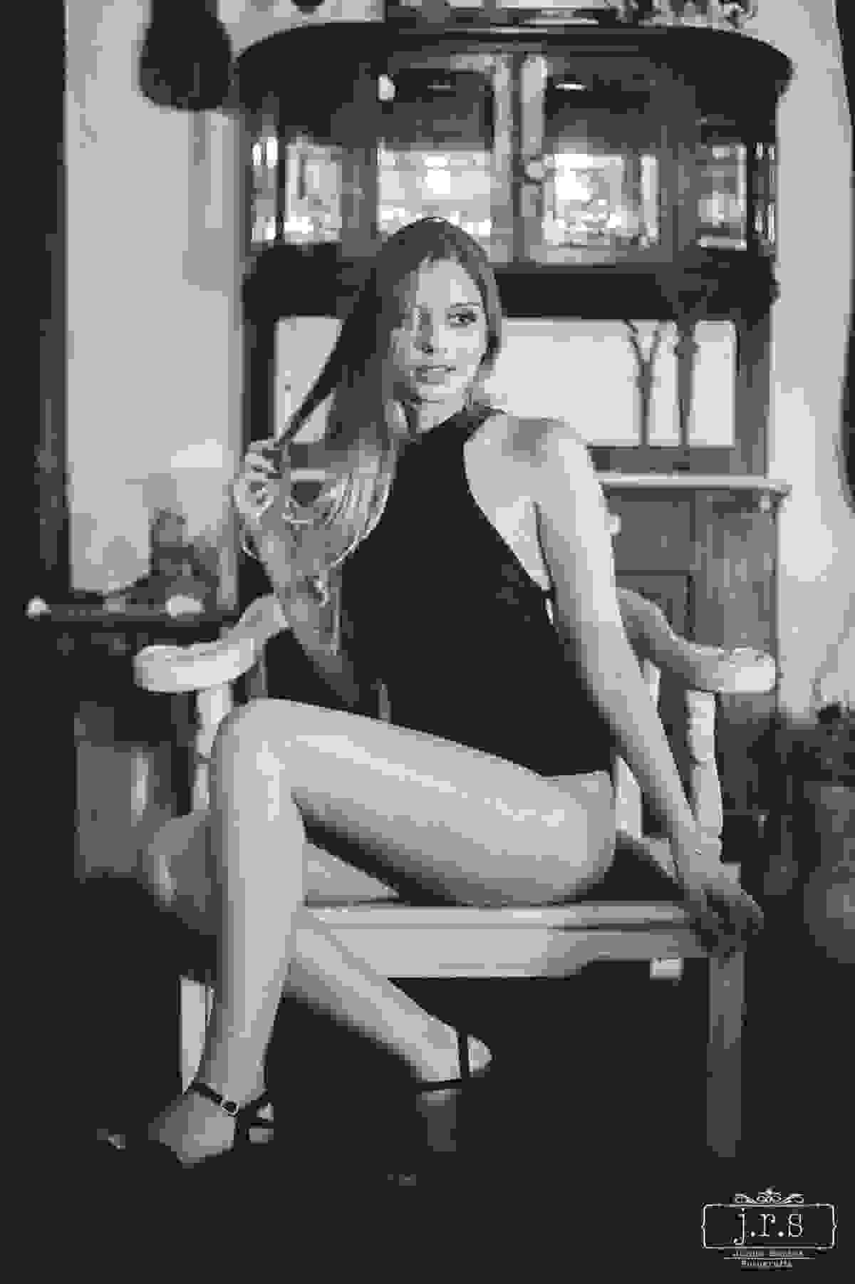 Ensaio fotográfico de Lorrayne, produzido pelo fotógrafo Junior Santos em Lavras, Minas Gerais MG Sentada Sensual Casa
