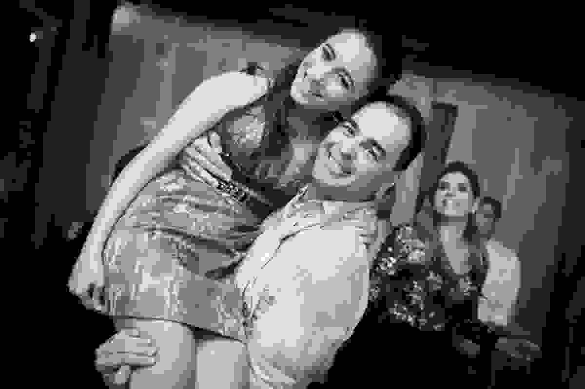 a debutante aproveita a colo do papai
