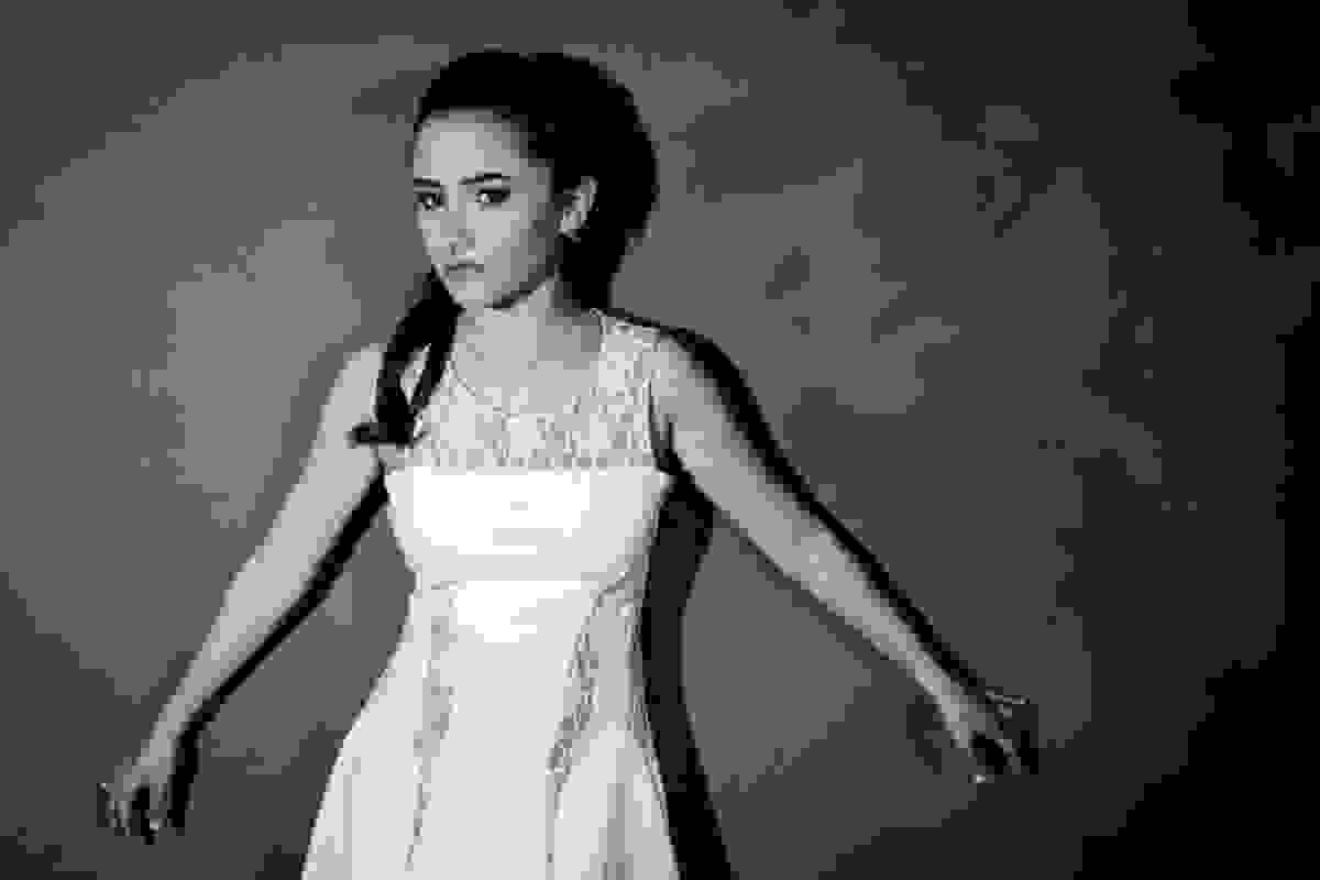 A debutante em vestido branco posando para o fotógrafo de eventos e 15 anos Gustavo Medeiros no Rio de Janeiro