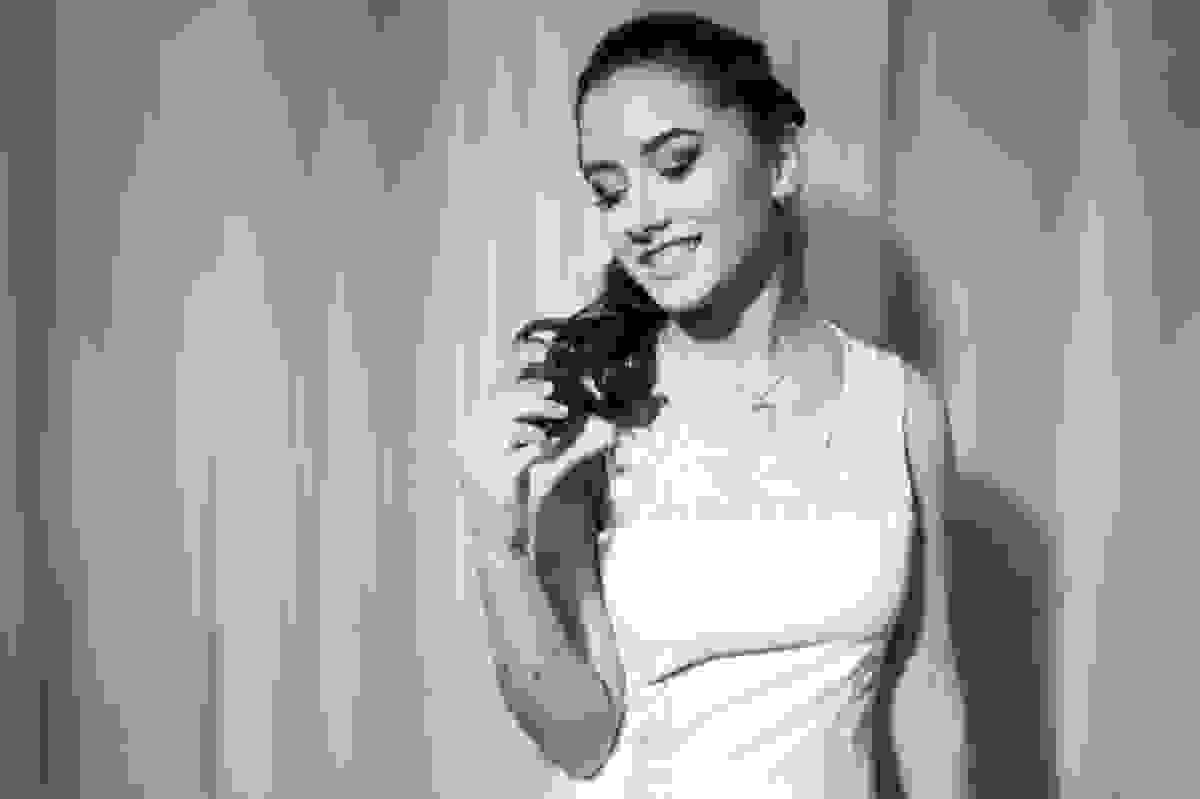 A debutante em vestido branco posando para o fotógrafo de eventos e 15 anos Gustavo Medeiros no Rio de Janeiro