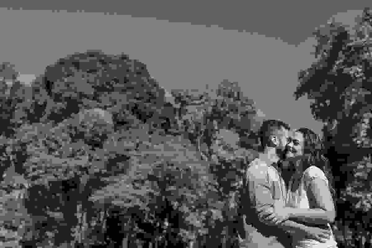 Vanessa e Edson sendo fotografados em meio ao verde no parque lage, por gustavo medeiros fotografia